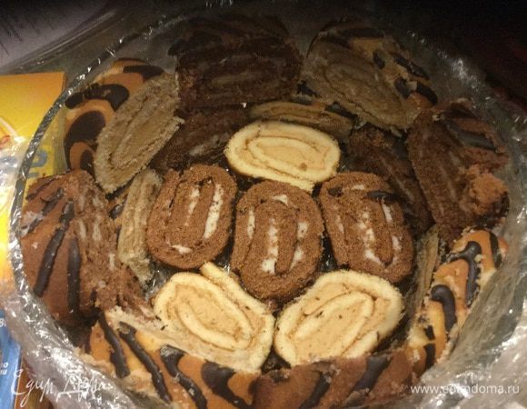 Выкладываем кружки рулетов в шахматном порядке и ОБЯЗАТЕЛЬНО обильно сбрызгиваем их или ликером, или Марсалой, или безалкогольным соком. Это очень важный шаг:)