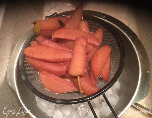 Груши, кстати, пора достать и дать им стечь. 