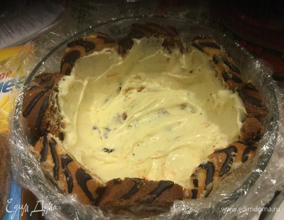 Выкладываем на рулеты весь шоколадный мусс и ровняем его по всей поверхности.