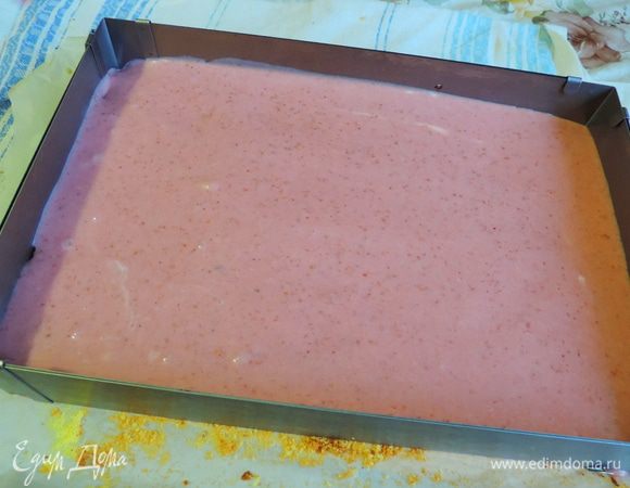 Я собирала торт при помощи кондитерской рамки с регулируемым размером. если такой у вас нет, поставьте суфле в холодильник, пока оно не начнет густеть, а бисквит обмотайте полоской фольги в несколько слоев и только тогда залейте суфле.
Убираем заготовку в холодильник.