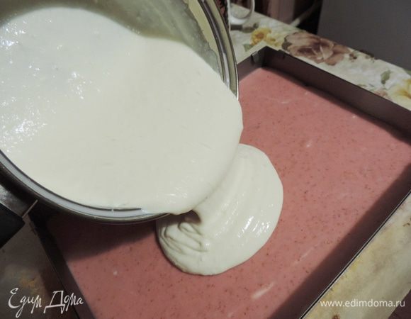 Для творожного суфле соединяем творог, в идеале мягкий и жирный, сгущенное молоко и обычное молоко. Взбиваем до получения однородной гладкой пасты. Осторожно подмешиваем заранее замоченный в воде и растопленный желатин. Выливаем на застывший клубничный слой.