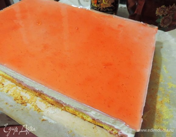 Самый простой этап - приготовление клубничного желе. Нам понадобится 250мл клубничного сиропа, вы можете по вкусу добавить в него сахар, воду, кислоту - все по желанию. Доводим жидкость до кипения, добавляем агар, интенсивно перемешиваем, даем покипеть три минуты и остужаем примерно до 45 градусов. Жидкость должна быть теплой, но не горячей. Заливаем ей нашу многослойную заготовку и даем желе застыть в холодильнике. С агаром это дело не займет больше 5 минут.
Если вы будете использовать желатин, то заранее замочите его в сиропе из общего количества. Затем хорошо разогрейте оставшийся сироп и растворите в нем набухший желатин. Не кипятить! Далее все аналогично.