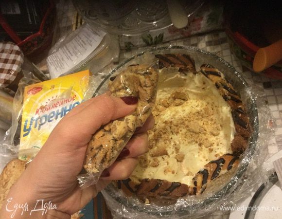 Крошим пару печений для хрустящей текстуры. В идеале Амаретти или Бискотти, но и Юбилейное подойдет. 