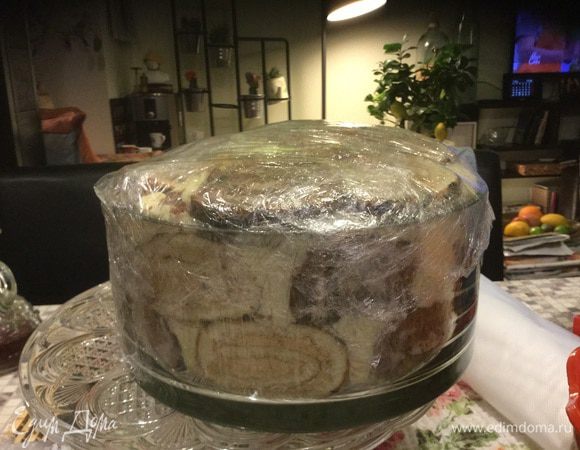 Верхний слой оформляем нелетными кружками. Порядок не важен - это будет дно торта. Завораживаем края пленки. Та-дам. И баиньки его в холодильник на ночь. 