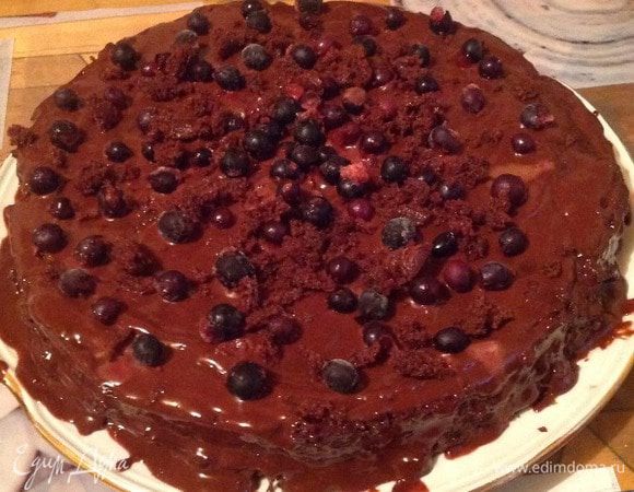 Украшаем сверху торт черной смородиной, у меня она замороженная.  Смородину разрежьте пополам, чтобы она не лопалась, когда будете есть.



Приятного всем аппетита!