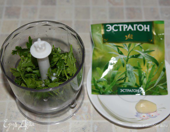 Приготовим соус эскарго. Петрушку освободить от грубых стеблей и измельчить в блендере. Чеснок измельчить.