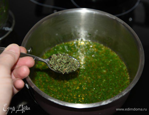 В небольшом сотейнике разогреть оливковое масло, перемешать с петрушкой, добавить эстрагон, чеснок. Прогреть минуту и снять с огня. 