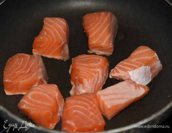 На сухой, хорошо разогретой сковороде (а лучше на гриле) быстро обжарить с двух сторон кусочки рыбы до легкой золотистости буквально по полминуты-минуту с каждой стороны, но чтобы внутри рыба оставалась розовой и сочной. Это очень важно – не пересушить рыбу.