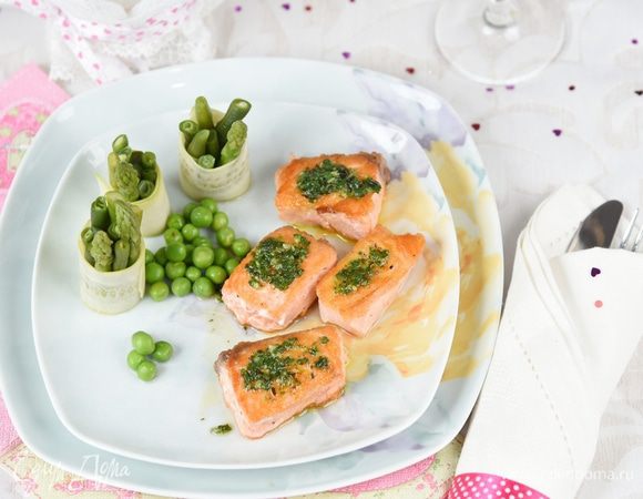 Подаем рыбу, полив тёплым соусом, с овощными роллами и горошком. Соус дополнительно в соуснике. 
Угощайтесь.