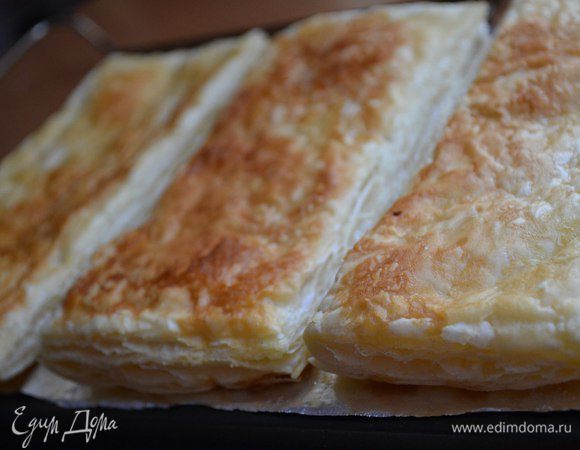 Сначала нам нужно приготовить слоёное тесто. 
Для этого нам нужно смешать все ингредиенты (а масла взять 30 гр) и замесить тесто. Сформировать квадрат, завернуть в пленку и положить в холодильник на ЧАС. Из масла нам также нужно сформировать квадрат того же размера, затем вынуть тесто и раскатать, чтоб оно стало в два раза шире. Положить на одну половину масло, сложить тесто книжкой и раскатать тесто с маслом внутри так, чтобы оно стало в длину в три раза больше, чем ширина. Сложить тесто как письмо, убрать в холодильник на 20 минут. Повторять так 5 раз. Затем вынуть, раскатать пласт толщиной 3 мм и выпекать при 200 градусах минут 15 (пока не зарумянится). Чтобы пласт был идеально ровный, я накрыла его сверху противнем. После выпекания тесто разрезать на одинаковые прямоугольники ножом для пиццы.