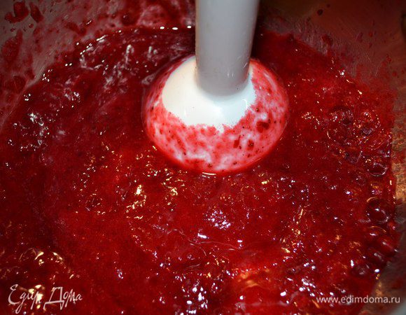 Бруснику замороженную - разморозить, пюрировать в блендере, добавить мёд, еще раз взбить. Процедить через среднее сито и в сотейник. В  пюре насыпать агар, перемешать. Через 5 минут ставим смесь на средний огонь, минут 5 прогреваем. 