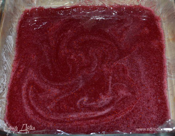 Переливаем в прямоугольную форму, выстеленную пищевой пленкой, убираем в холодильник на час. Желе за это время уверенно застынет.