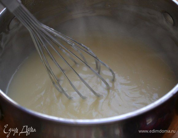 Время заняться кремом)
Молоко вскипятить с ванилью, убрать с огня. Яйца перемешать с сахаром и крахмалом. Аккуратно влить горячее молоко, постоянно помешивая. Перелить смесь обратно в ковшик и поставить на средний огонь. Довести до кипения и, помешивая венчиком, варить минуты 2-3. Крем станет довольно густым. Снять с огня и вмешать сливочное масло.