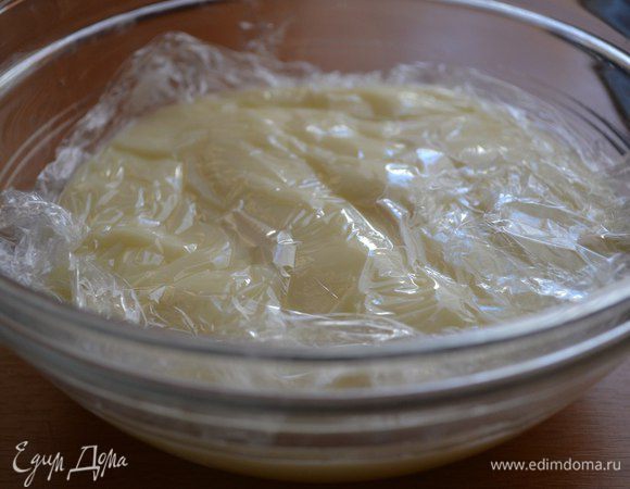 Перелить в холодную емкость и накрыть пленкой (чтоб она касалась поверхности крема). Теперь  убираем в холодильник на час. Через час вынуть и ввести взбитые сливки, вводя по 1/3 за раз. Переложить в кондитерский мешок с подходящей насадкой.