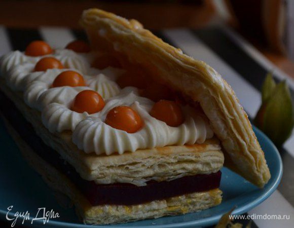 Сборка:
Желе вынимаем из формы вместе с пленкой, накрываем кусочками теста, обрезаем тем же ножом.Теперь  накроем доской и перевернём, получится так, что на коржиках желе сверху. Накрываем еще коржиком, отсаживаем крем по периметру и в центре, раскладываем ягоды (у меня физалис). 