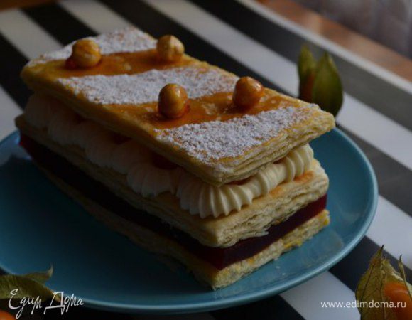 Сверху также накрываем слоем теста. 
Я посыпала сахарной пудрой, украсила орехами в карамели.