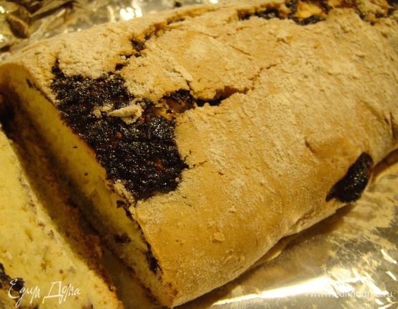 Вымешиваем на медленной скорости однородное тесто. На стол высыпаем (просеиваем) еще один полный стакан муки и в него выкладываем наше тесто. Вымешиваем до более плотного состояния. Почти вся мука уйдет. На фольгу выкладываем наше тесто, разравниваем руками в пласт размером 30 на 22 см. 