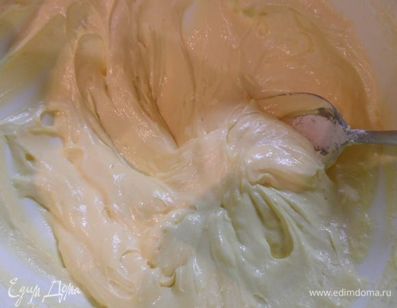 Разотрите сливочное масло добела с желтками, вводя их по два, и одновременно немного молока и по 50 г крахмала.