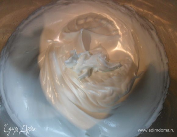 Взбейте белки в крепкую пену. Не прекращая взбивать, постепенно всыпьте сахар.
