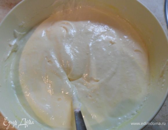 Осторожно введите в масляно-крахмальную массу, аккуратно перемешивая.