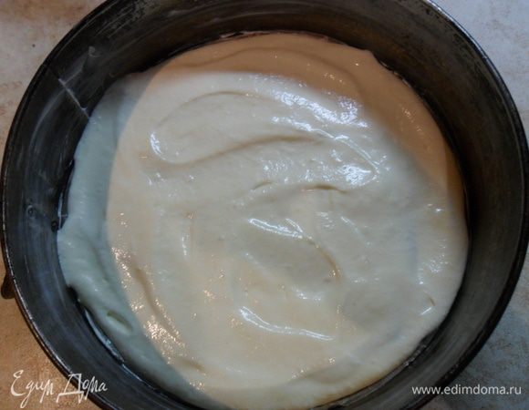  Разогрейте духовку до 220 С. Выложите пекарской бумагой и смажьте маслом дно разъемной формы диаметром 24 см.  Выложите ложкой в форму немного теста, должен получиться слой толщиной 5-6 мм.