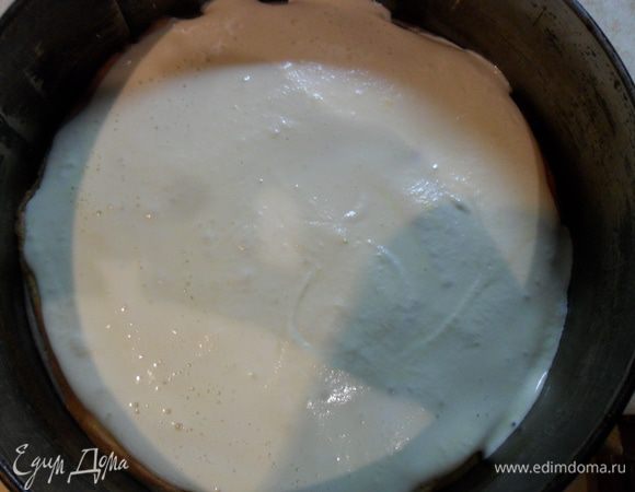 Сверху выложите опять немного теста, примерно столько же, сколько и в первый раз. И опять отправьте выпекаться на 3-4 минуты в духовку.  Так повторяйте 7-8 раз пока не используете все тесто.