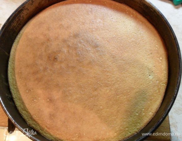 Готовое изделие оставьте остывать в форме, а лучше на всю ночь.