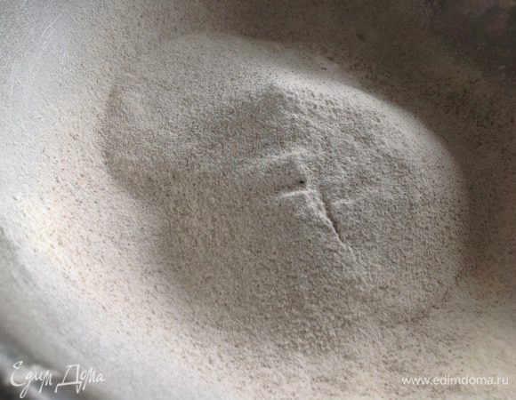 Просеять в миску два вида муки. Добавить соль.