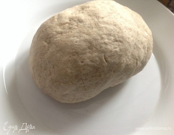 Затем добавить воду (комнатной температуры) и 1ст. ложку растительного масла. Замесить эластичное тесто. Накрыть влажной салфеткой и оставить отдохнуть минут 10.