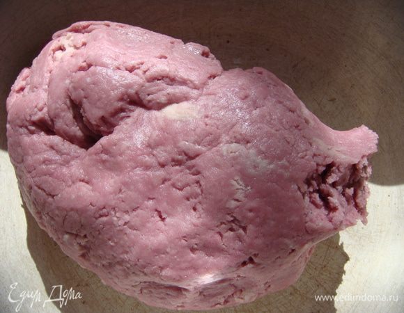 Замесить тесто: вишневый сироп (в моем случаем сироп от домашнего варенья 5-минутка), 80 мл - можно 60мл+20мл воды, в миску, + муку просеянную с разрыхлителем. Тесто вилкой легко замешивается и собирается в шар. 