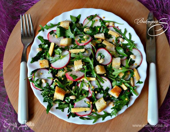 Все измельченные ингредиенты перемешать. Для заправки уксус слегка взбить с горчицей, солью и молотым черным перцем, добавить оливковое масло и заправить салат. Готовый салат посыпать поджаренными гренками и кедровыми орешками. Угощайтесь и приятного вам аппетита!