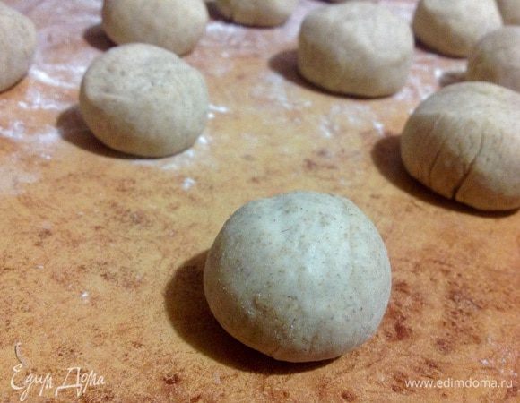 Тесто скрутить колбаской и нарезать на 15-20 маленьких кусочков. Из кусочков скатать шарики.
