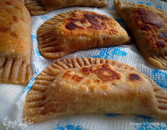 Разогреть сковороду, налить немного растительного масла и обжарить каждый пирожок с двух сторон. 
Выложить пирожки на блюдо, покрытое бумажной салфеткой, чтобы удалить лишний жир.