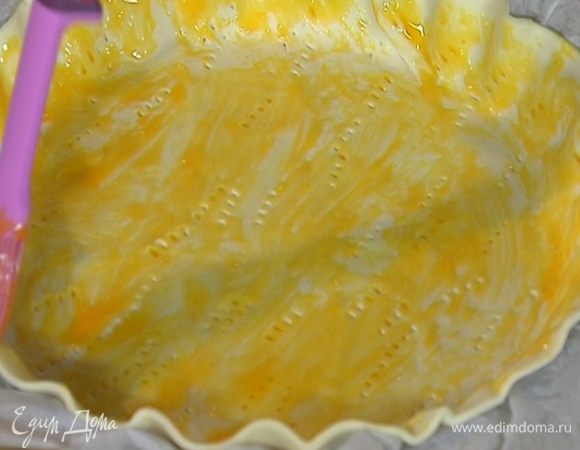 Желток перемешать со щепоткой соли и смазать тесто.