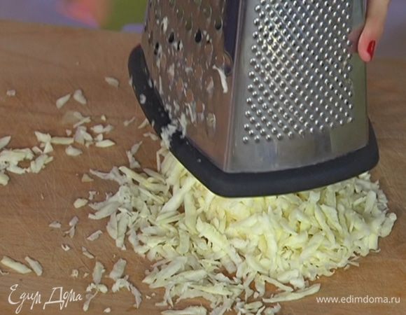 Пастернак почистить и натереть на крупной терке.