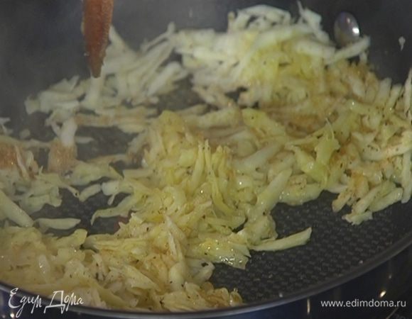 Разогреть в сковороде 2 ст. ложки оливкового масла, выложить натертый пастернак, посолить, поперчить, добавить 1 ч. ложку сахара и обжарить.