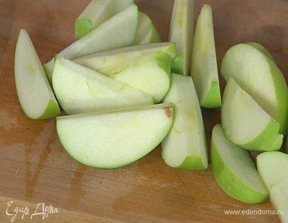 Яблоки, удалив сердцевину, нарезать дольками.