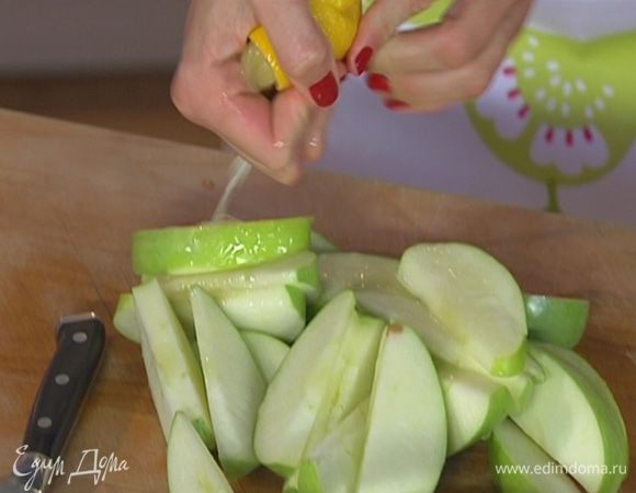 Из половинки лимона выжать сок и сбрызнуть нарезанные яблоки.