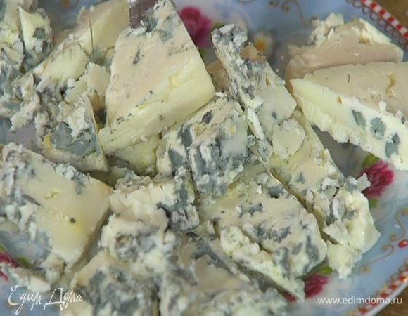 Голубой сыр нарезать маленькими кубиками.