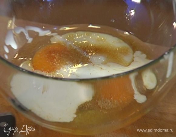 Яйца разбить, посолить и перемешать с оставшимся сахаром и сливками.