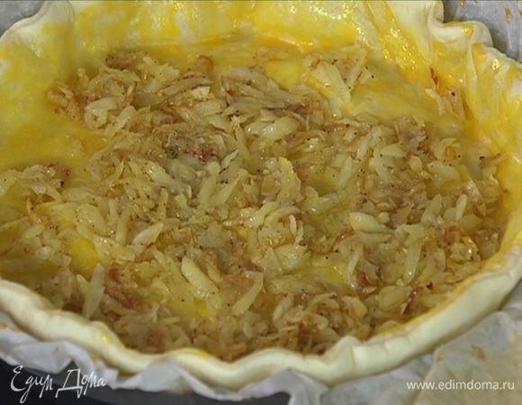 На подпеченный корж равномерно выложить обжаренный пастернак.