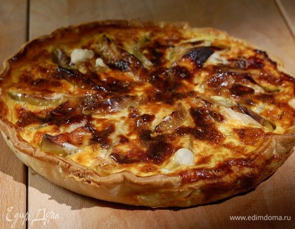 Выпекать пирог в разогретой духовке 20–25 минут.