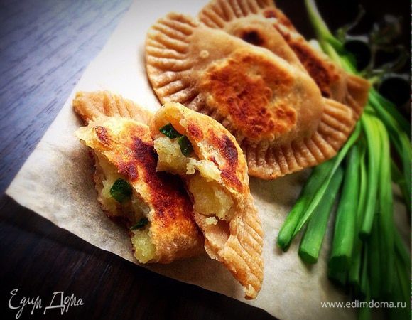 Ну а не в пост, такие пирожки можно подавать с соусом из сметаны и зелени. 
Очень вкусно!)