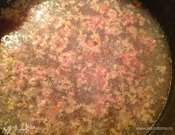 Наливаем воду в кастрюлю, после закипания кладем туда фарш и варим 5 мин.