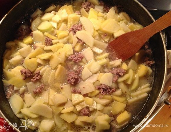 Картофель нарезаем на тонкие четвертинки и кладем в кастрюлю, тоже варим 5 мин.