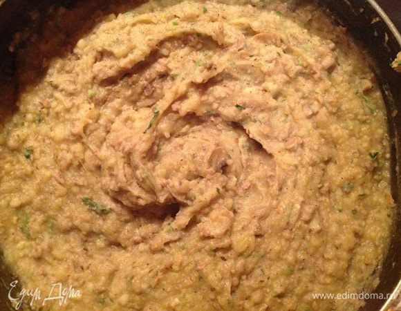 Как только все сварилось, снимаем с огня,  измельчаем все это погружным блендером, добавляем часть рубленной петрушки и перемешиваем.