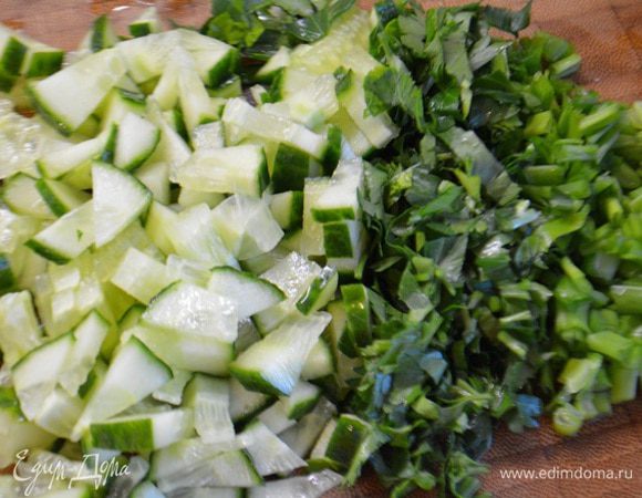 Отварить булгур до готовности. Снять с огня и дать постоять 10 минут.
Огурец нарезать кубиками, зелень измельчить.