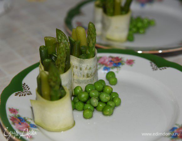 Укладываем на тарелку, выкладываем горошек.