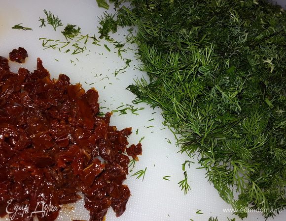 Вяленые томаты и укроп мелко рубим.