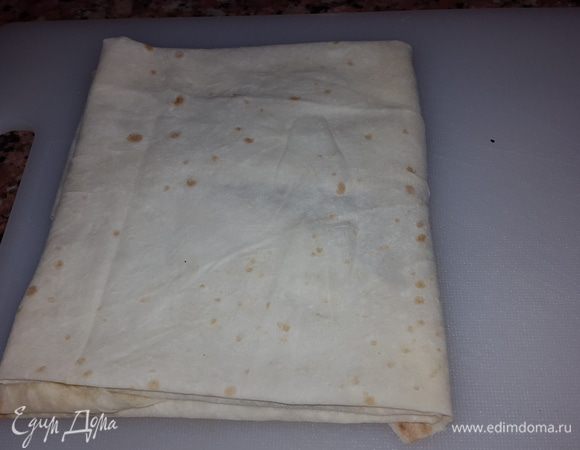 Вот так, чтобы начинка была с обеих сторон по двумя слоями лаваша.

